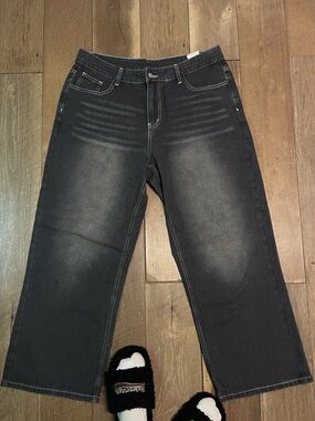 Relaxed Black Men's Jeans with Washed Detailing